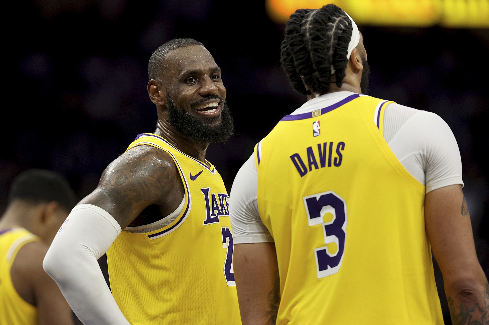 九游体育-关于詹姆斯回归赛场，连败首场状态亮眼，老鹰观众沸腾！的信息