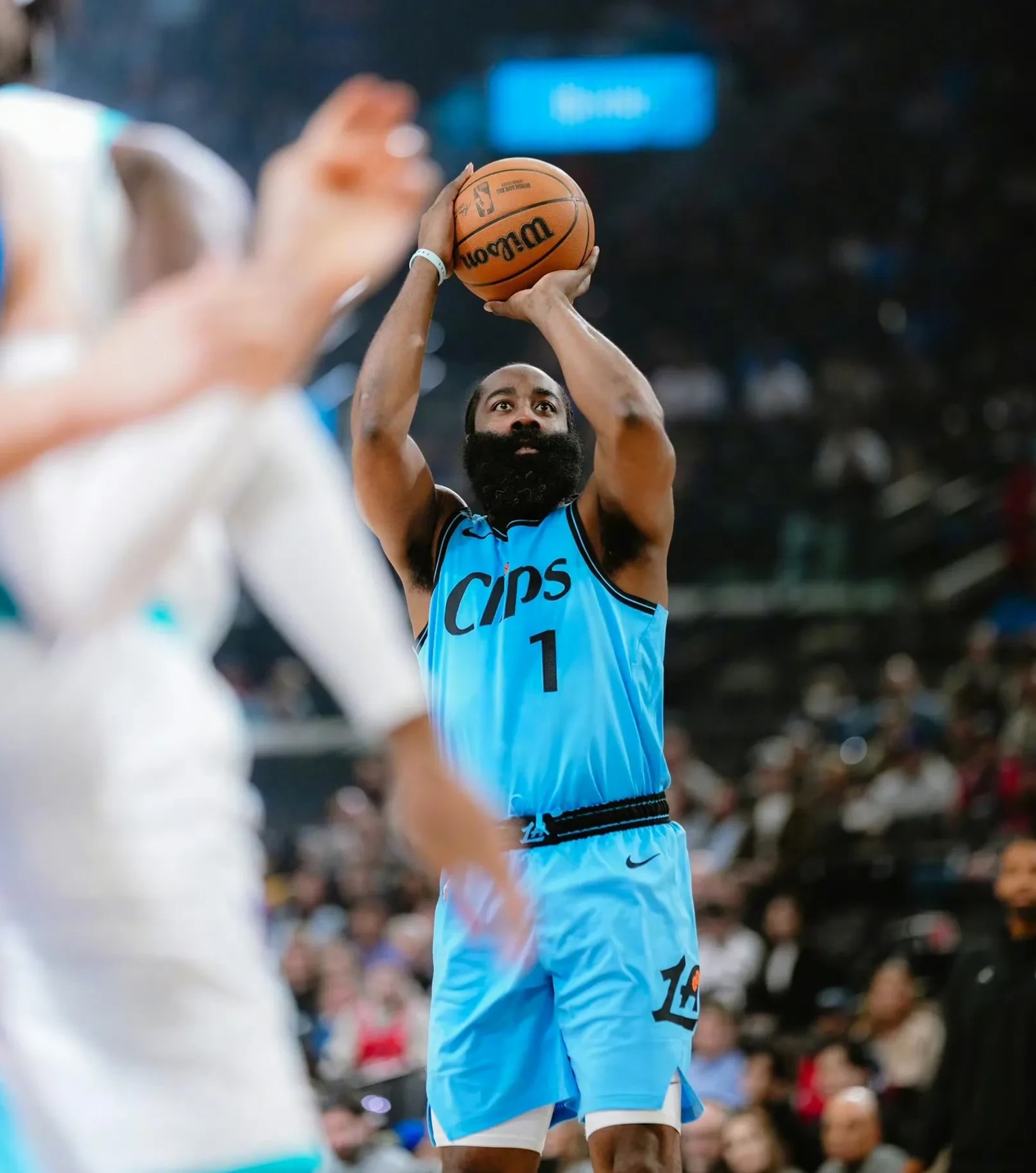 九游体育-哈登回归赛场，连败首场状态亮眼，快船观众沸腾！的简单介绍