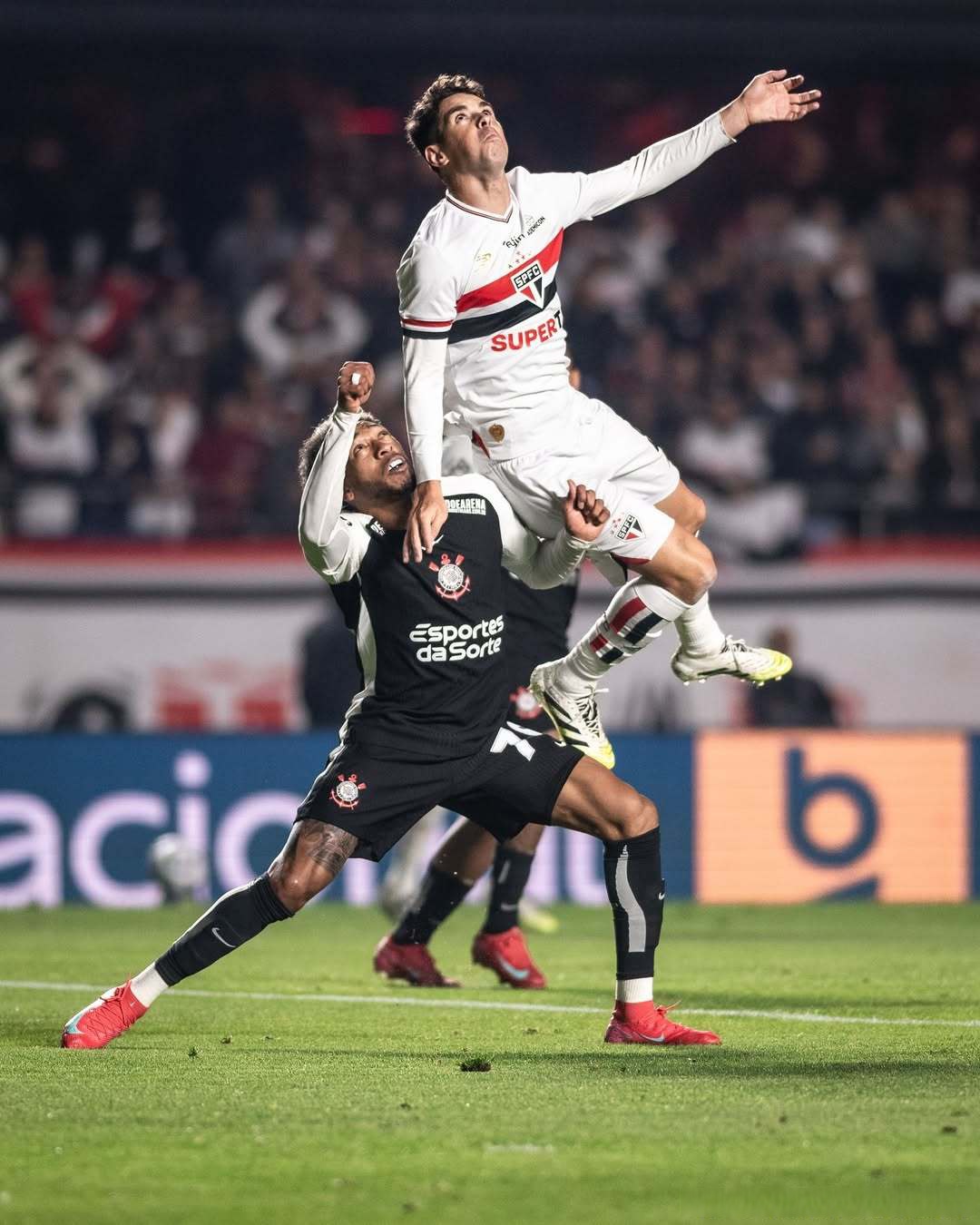 费德勒在巴黎圣日耳曼比赛中挺进下一轮,爆冷引发热议!的简单介绍 费德勒在巴黎圣日耳曼比赛中挺进下一轮,爆冷引发热议!的简单介绍